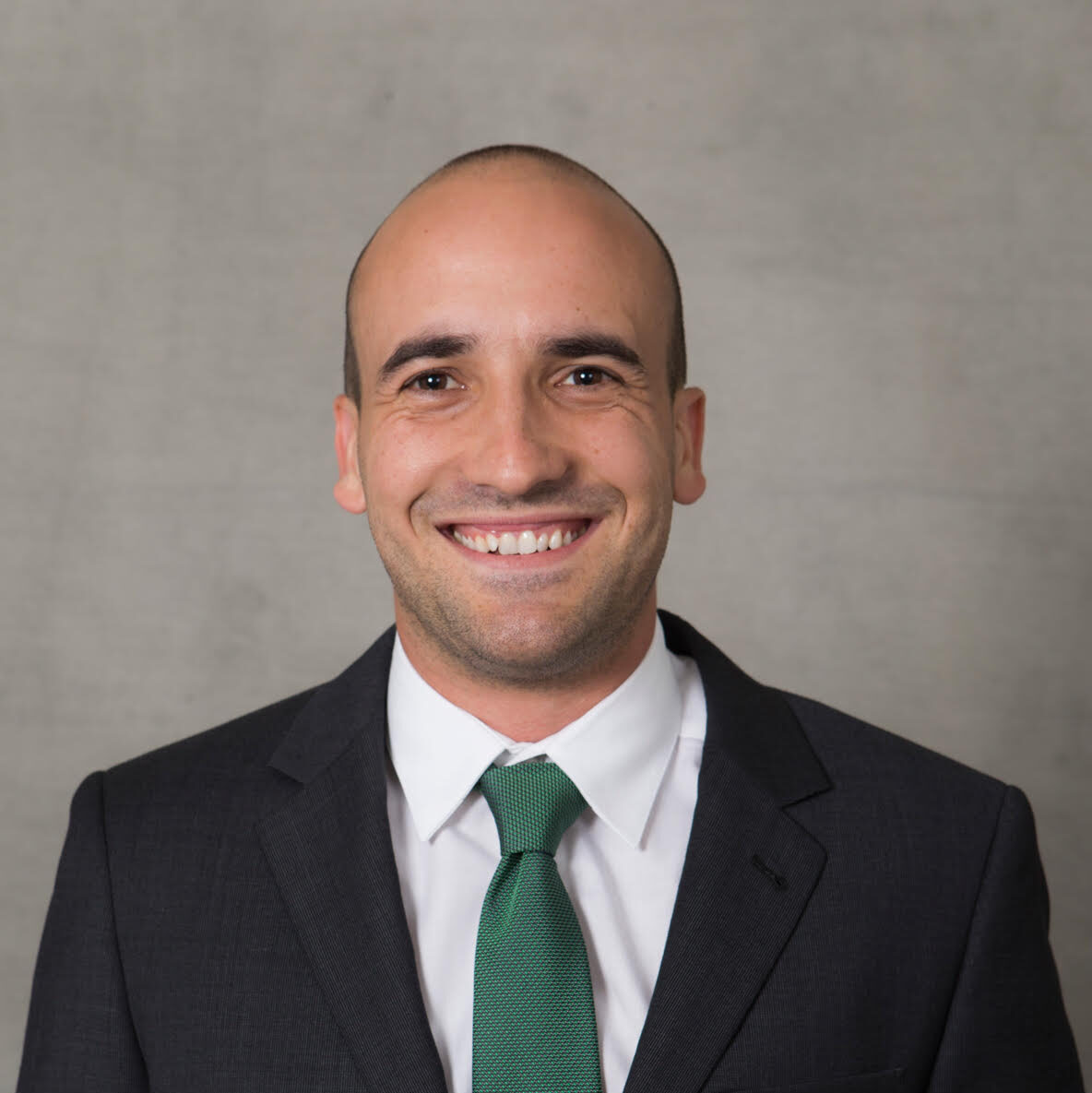 ffe8ab0e0325-HeadShot.jpg